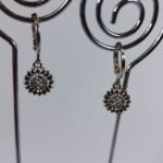 Aretes de formas plateado de girasol