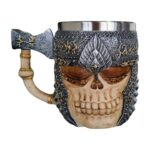 Taza de calavera con casco medieval