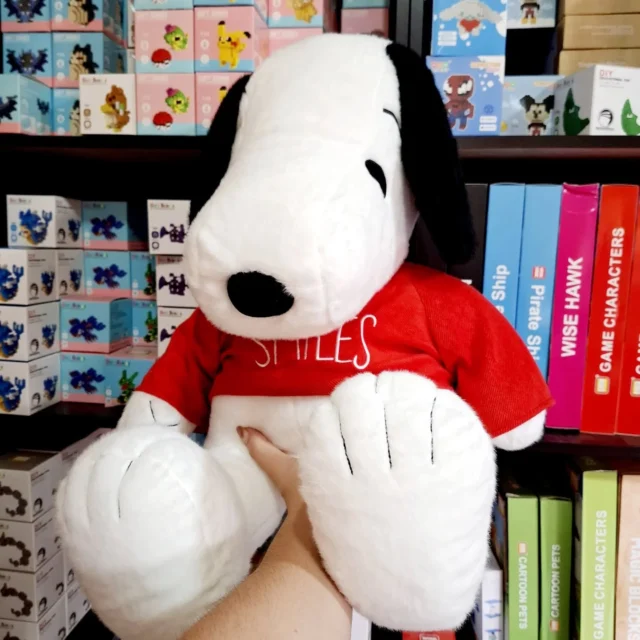 "Snoopy está listo para una nueva misión: ¡acompañarte en todas tus siestas y aventuras!☁️

Tan suave que querrás abrazarlo más que a Woodstock.🪶

Ideal para fans del beagle más famoso del mundo. ¡Llévatelo antes de que se suba a su casita roja y despegue!"🏠

Info:
WhatsApp: 7106 0490 

.
.
.

#Snoopy