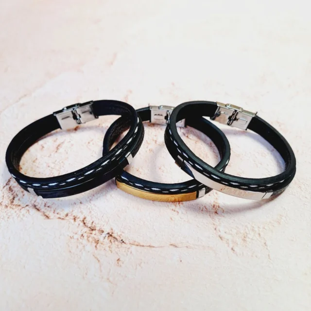 ¡Papá se merece lo mejor!👨🏻🧔🏼‍♂️

Este Día del Padre, sorprendelo con una pulsera de cuero sintético, con cierres y detalles en acero inoxidable que combinan perfectamente con su estilo.

💎Algunos modelos incluso incluyen cuarzo natural, perfecto para papás que valoran los detalles con intención.

Elegantes, resistentes y llenas de significado.
Un detalle especial que puede llevar cada día y que siempre le recordará cuánto lo querés 💫

¡Escríbenos al WhatsApp 7106 0490 y has feliz a papá!