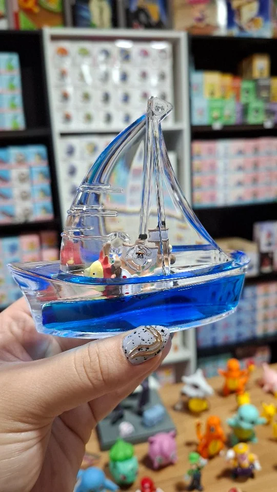 🏴‍☠️ ¡El Thousand Sunny ahora navega contigo! 

Este barquito de One Piece se mueve con cada sacudida, como si surcara el Grand Line. 🌊
Perfecto para el carro, tu escritorio o tu colección — un detalle que solo un verdadero nakama entendería. 💛

📏 Medidas: 12 cm alto × 13 cm ancho × 4.5 cm profundidad
💰 Precio: ₡8,500

📲 Pedidos al 7106-0490