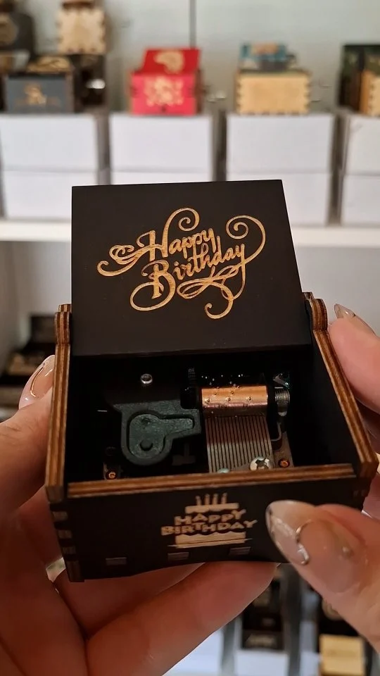 🎼¡Melodías que atraen recuerdos!🎺

Cajitas musicales disponibles:

◽️Harry Potter.
◽️You are my sunshine.
◽️Jurassic Park.
◽️Queen.
◽️Sailor Moon.
◽️Pantera Rosa.
◽️Demon Slayer.
◽️Attack on Titan.
◽️El Extraño Mundo de Jack.
◽️One Piece.
◽️Totoro.
◽️El Viaje de Chihiro.
◽️El Padrino.
◽️Naruto.
◽️La bella y la bestia.
◽️Zelda.
◽️Dragon Ball.
◽️Star Wars.
◽️Piratas del Caribe.
◽️Juego de tronos.
◽️El Castillo Vagabundo.
◽️Happy Birthday.
◽️The Beatles.

Info:
WhatsApp: 7106 0490
.
.

#cajasmusicales #anime #disney