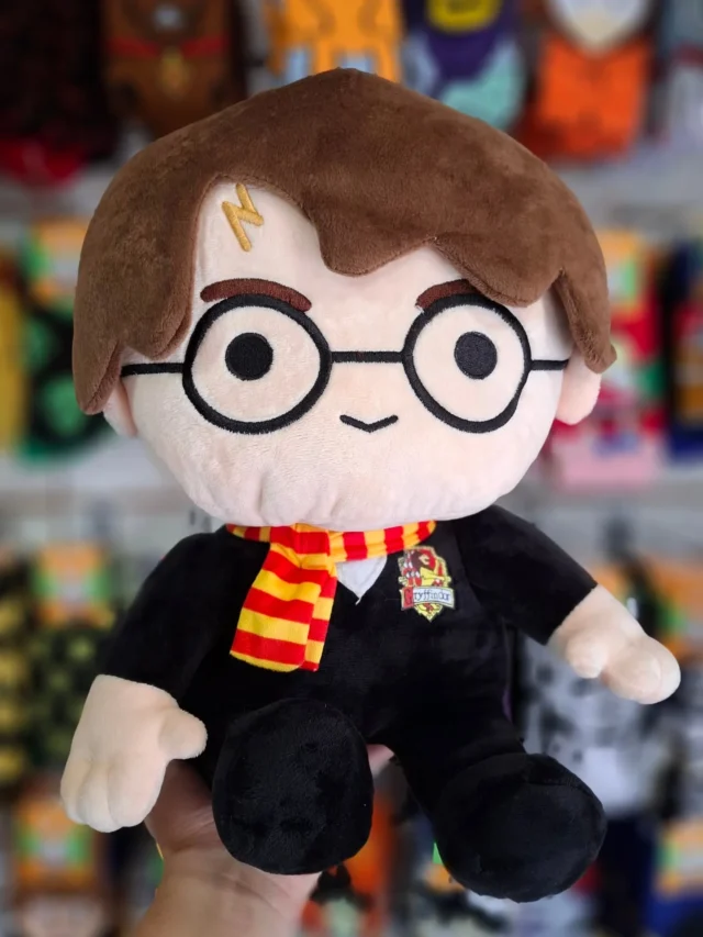 Esperamos la carta de Hogwarts ✉️ y seguimos lanzando hechizos junto a Harry y sus amigos cada vez que vemos las películas.

La magia está viva en cada detalle ✨
Llévate tu peluche de Harry Potter y ten un pedacito de ese mundo mágico contigo todos los días.

🪄 Contáctanos al 7106-0490 y elige el tuyo.